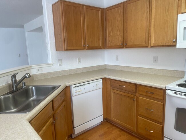 Foto del edificio - RENT REDUCED  3 bedroom home with  excelle...