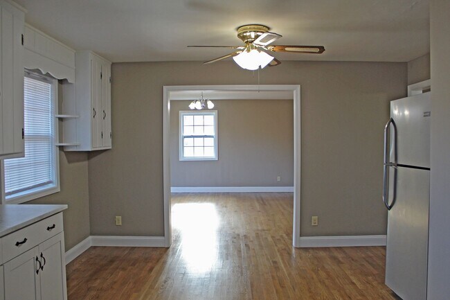 Building Photo - Convenient To Downtown
