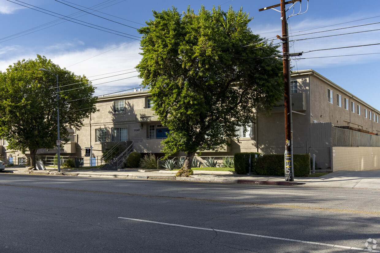 Primary Photo - 18347 Saticoy St