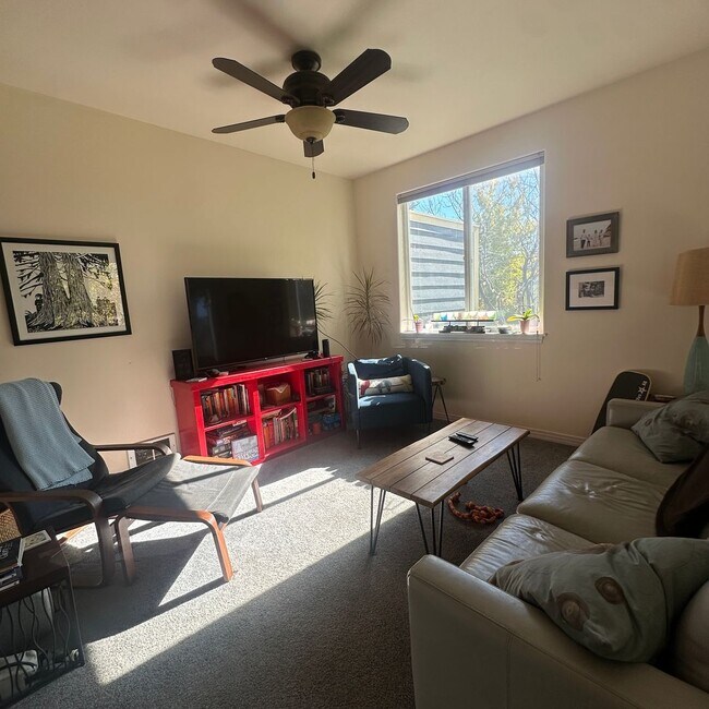 Foto del edificio - Spacious  3 bedroom 2.5 bathroom townhouse