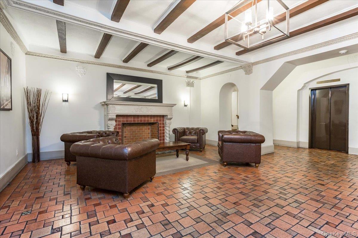 Building Photo - 310 Riverside Blvd