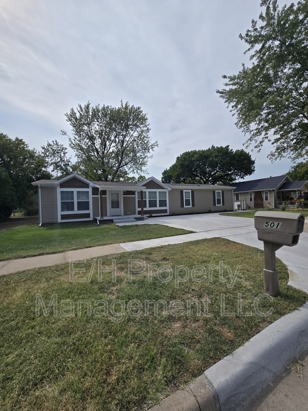 Building Photo - 501 S Edwards Ave