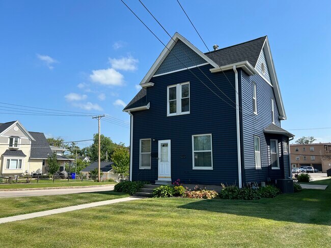 Upper apartamento puerta principal - 209 1/2 30th St Dr SE (UPPER)