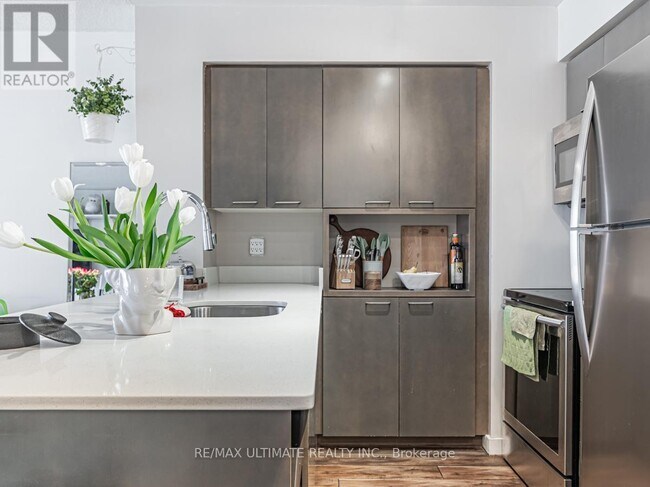 Building Photo - 255 Richmond St E