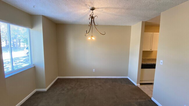 Building Photo - 3 Bedroom, 2.5 Bath First Floor in Hunting...