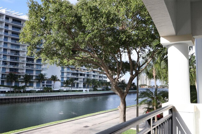 Foto del edificio - 3245 NE 184th St