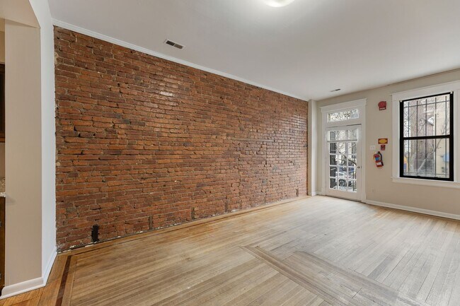 Foto del edificio - 2706 Ontario Rd NW
