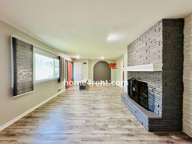 Building Photo - Beautiful Raytown Ranch. Wood Floors, Spac...