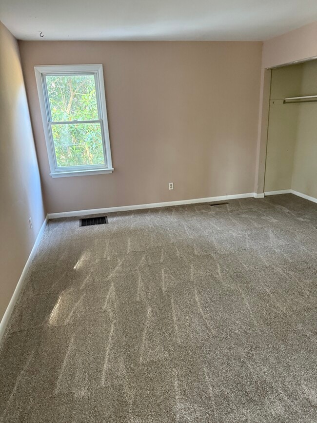 Building Photo - 402 Friendly Pooch Ln