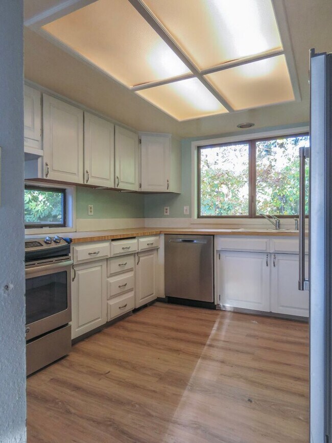 Building Photo - !! Gorgeous 3 bedroom Gresham home with be...