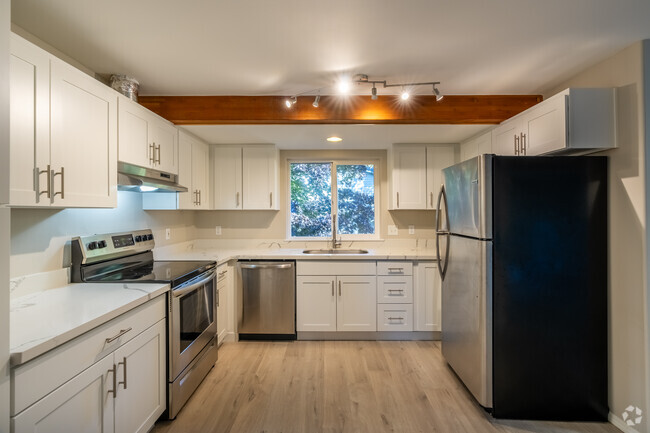 Recently Renovated Kitchen with High-End Appliances - Saratoga Townhomes
