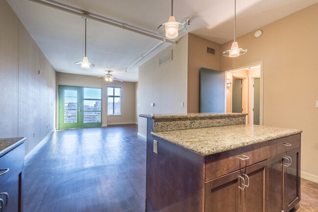 Building Photo - Top-Floor 2 Bed, 2 Bath Luxury Condo in We...