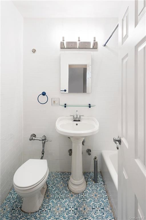 Foto del edificio - 495 E 7th St