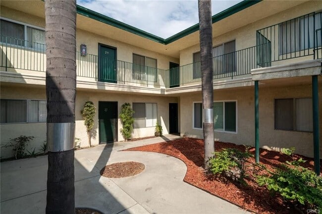Foto del edificio - 11026 Imperial Hwy.