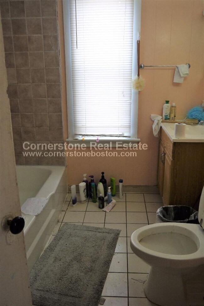 Building Photo - Gorgeous six bedroom apartment in Allston