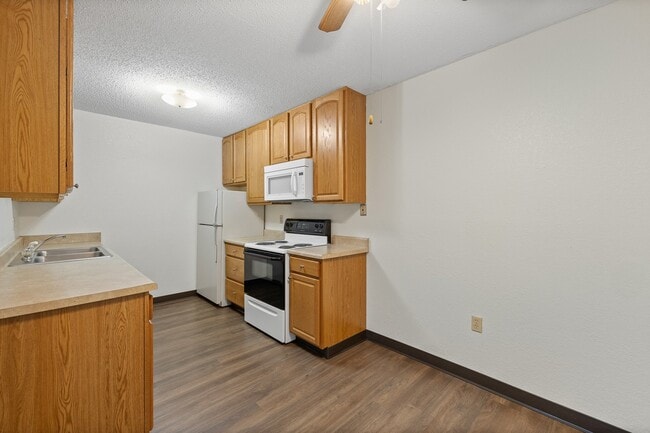 Building Photo - Country Bluff Apartments