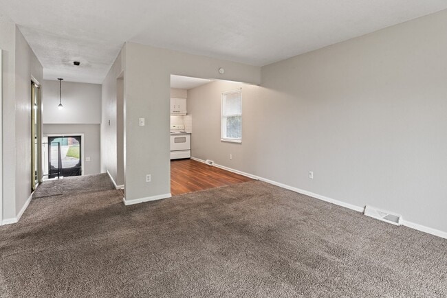 Foto del edificio - Affordable 2-Bedroom Duplex with Garage, D...