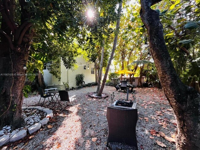 Foto del edificio - 520 NE 38th St