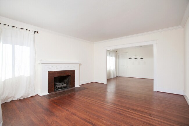 Building Photo - 3 BEDROOM 1 BATH ARTS AND CRAFTS BUNGALOW ...