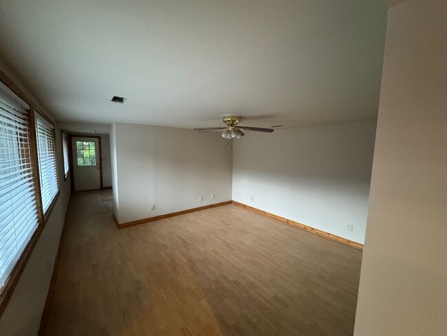 Building Photo - Great Location, Newly Renovated