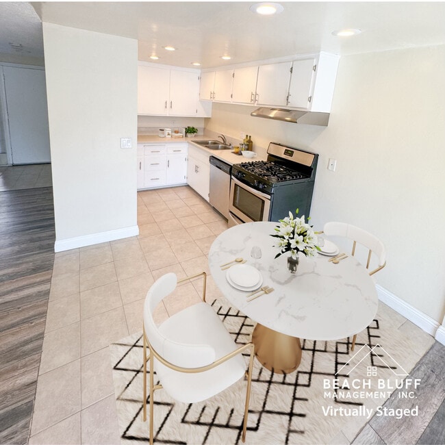 Kitchen - 7250-7254 Fenway Dr