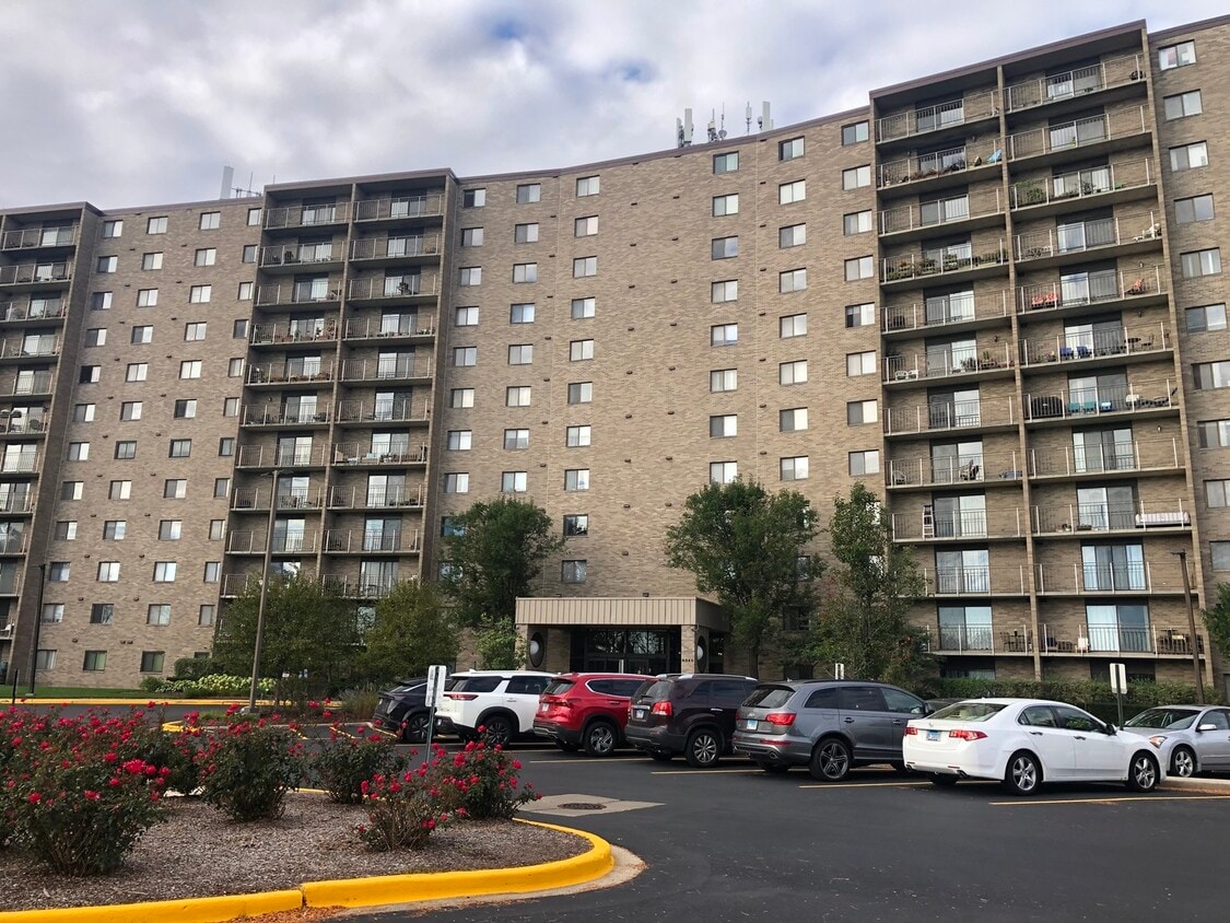 6340 Americana Dr Unit 303, Willowbrook, IL 60527 Condo for Rent in