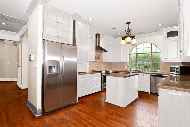 Building Photo - 2915 Normah St