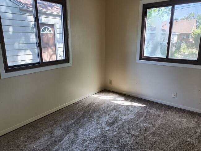 Building Photo - 3 bedroom single family home with detached...