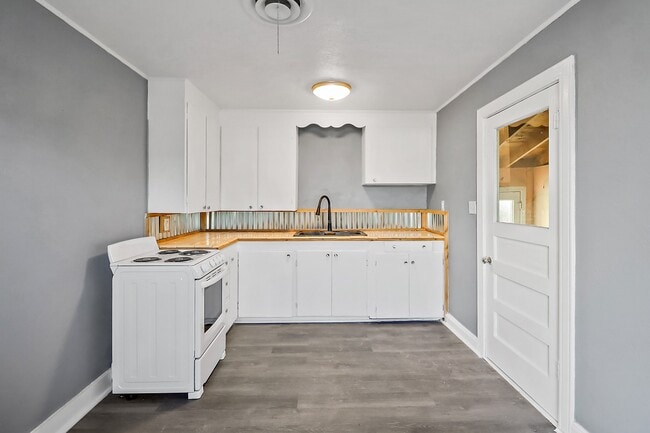 Building Photo - 506 Trinity St