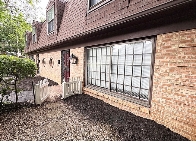 Building Photo - 114 W Hillside Ave
