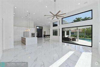 Building Photo - 410 Sabal Way