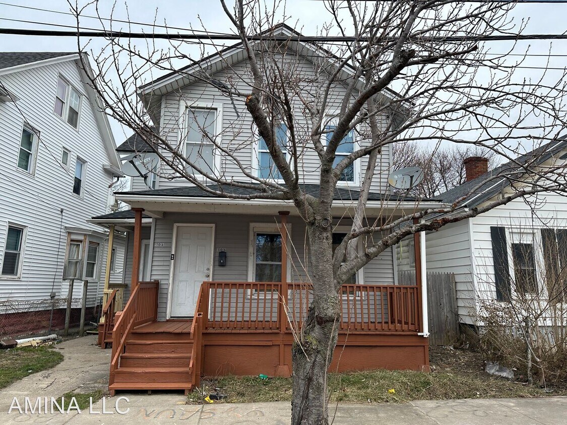 Primary Photo - 6 br, 2 bath House - 108 WEEGER ST