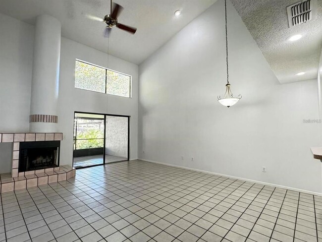 Building Photo - 497 Club Dr