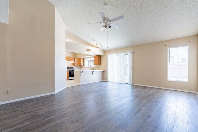 Foto del edificio - Bright, Spacious & Ready to Welcome You Ho...