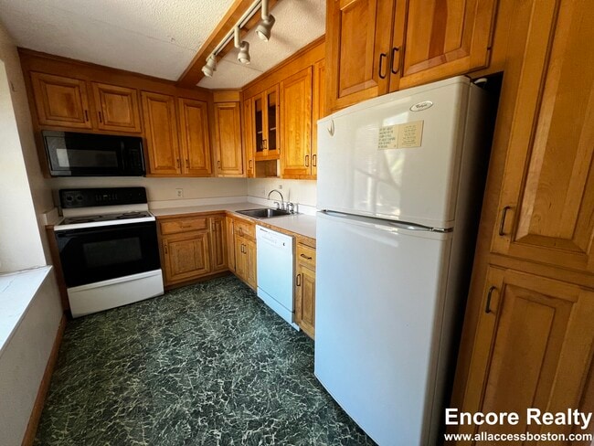 Building Photo - 1243 Beacon St