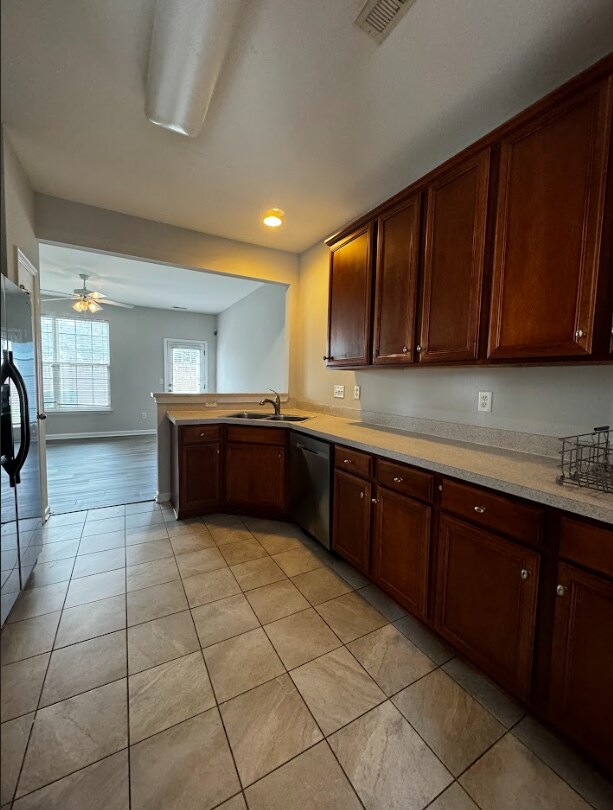 Building Photo - Modern 3 Bed Condo with Prime Location in ...