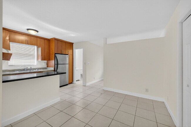 Building Photo - Bright & Modern 1-Bedroom Apartment in Prime Oakland Park Location