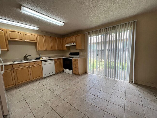 Foto del edificio - 283 NW 182nd Ave