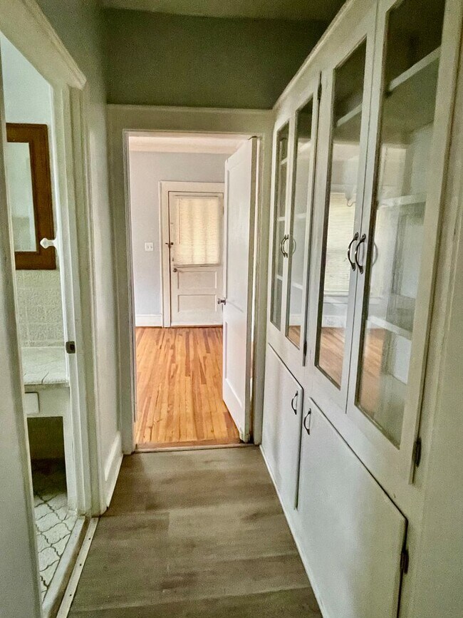 Foto del edificio - Welcome to this charming 4-bedroom, 2-bathroom home located in the vibrant city of Charlotte, NC