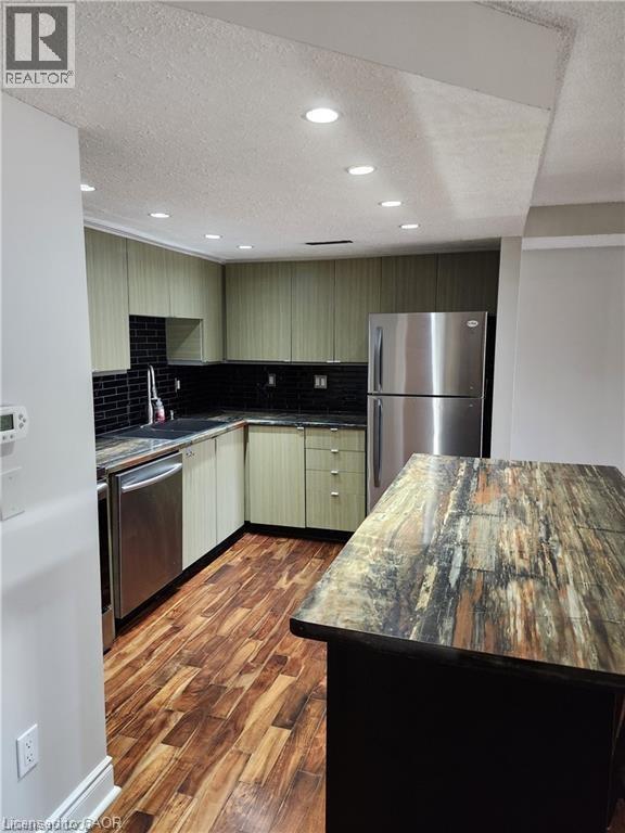 Photo du bâtiment - 895 Maple Ave