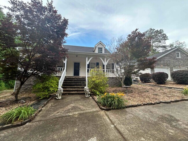 Building Photo - 205 Oak Hill Cir