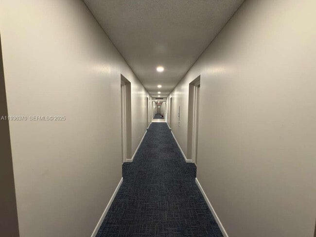 Foto del edificio - 9001 Jacaranda Ln