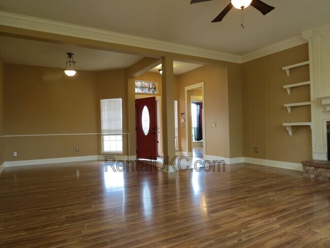 Foto del edificio - East side Moore 3 Bed 2 Bath no carpets