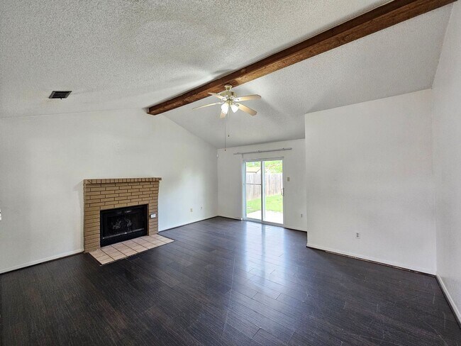 Building Photo - HUD / SECTION 8 ACCEPTED & NEW CARPET IN SPARE BEDROOMS!