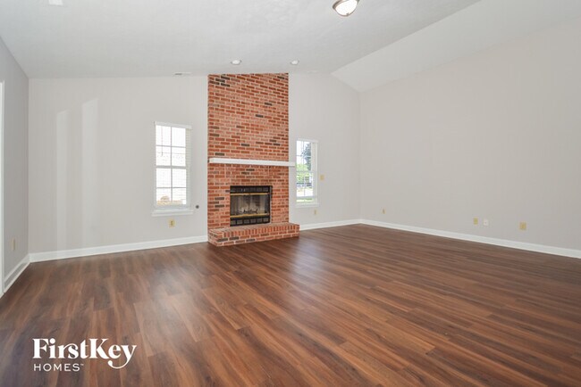 Building Photo - 1050 Oak Leaf Rd