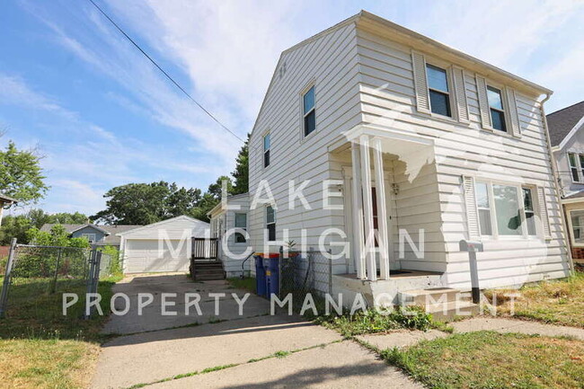 Building Photo - 841 Capen St NE