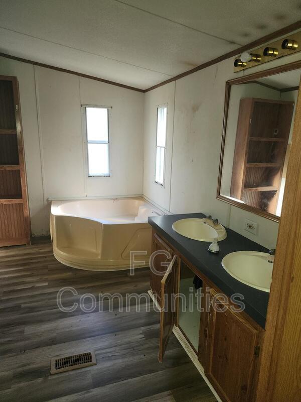 Foto del edificio - 1124 N Bryan Rd