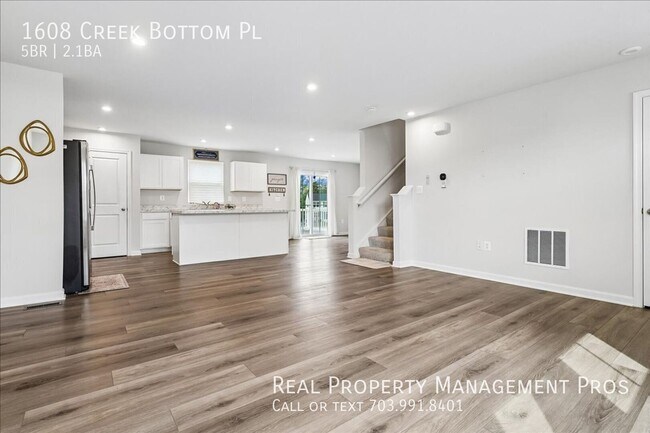 Foto del edificio - 1608 Creek Bottom Pl