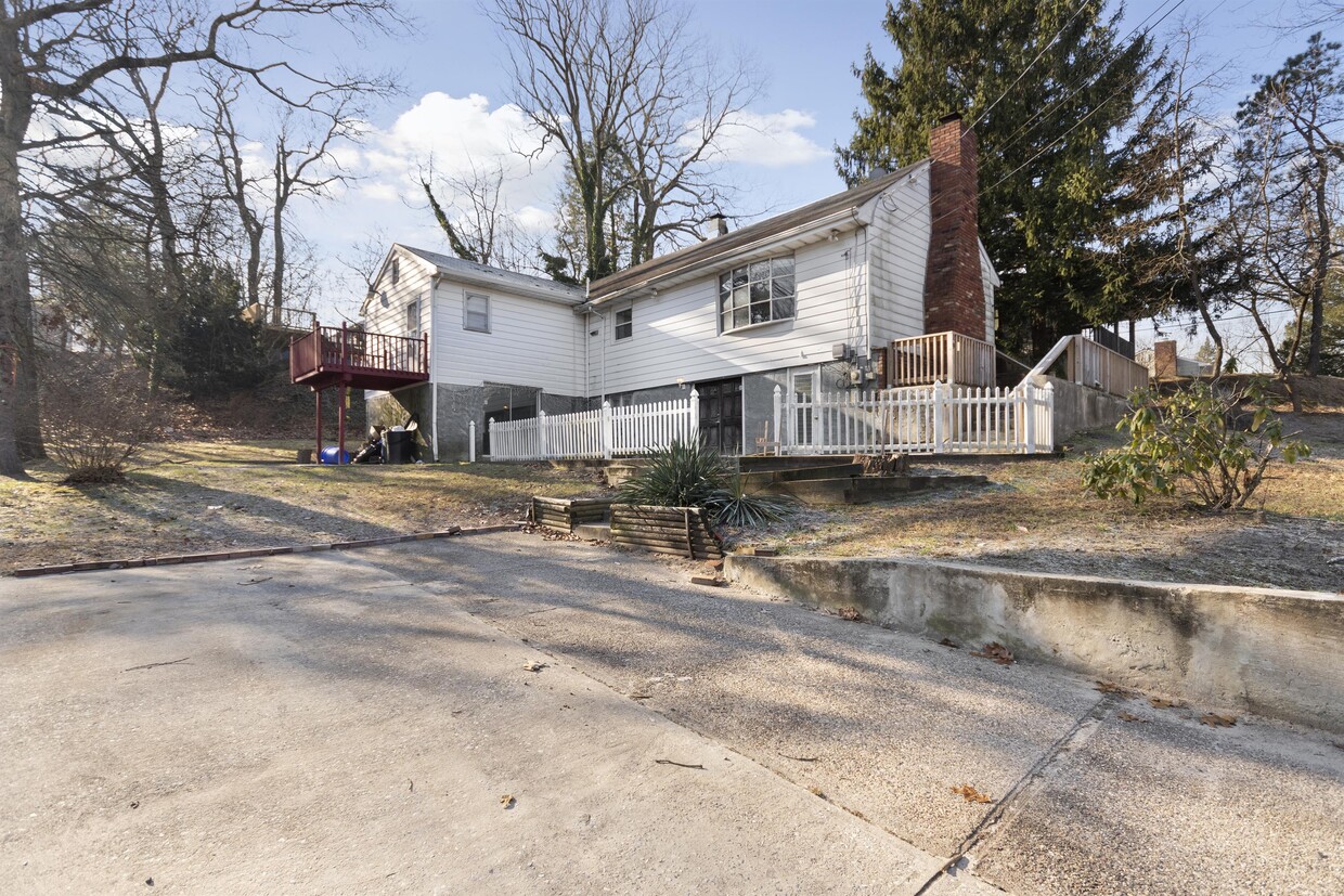 Primary Photo - 19 Davis Ave