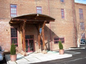 Building Photo - 815 Porter St